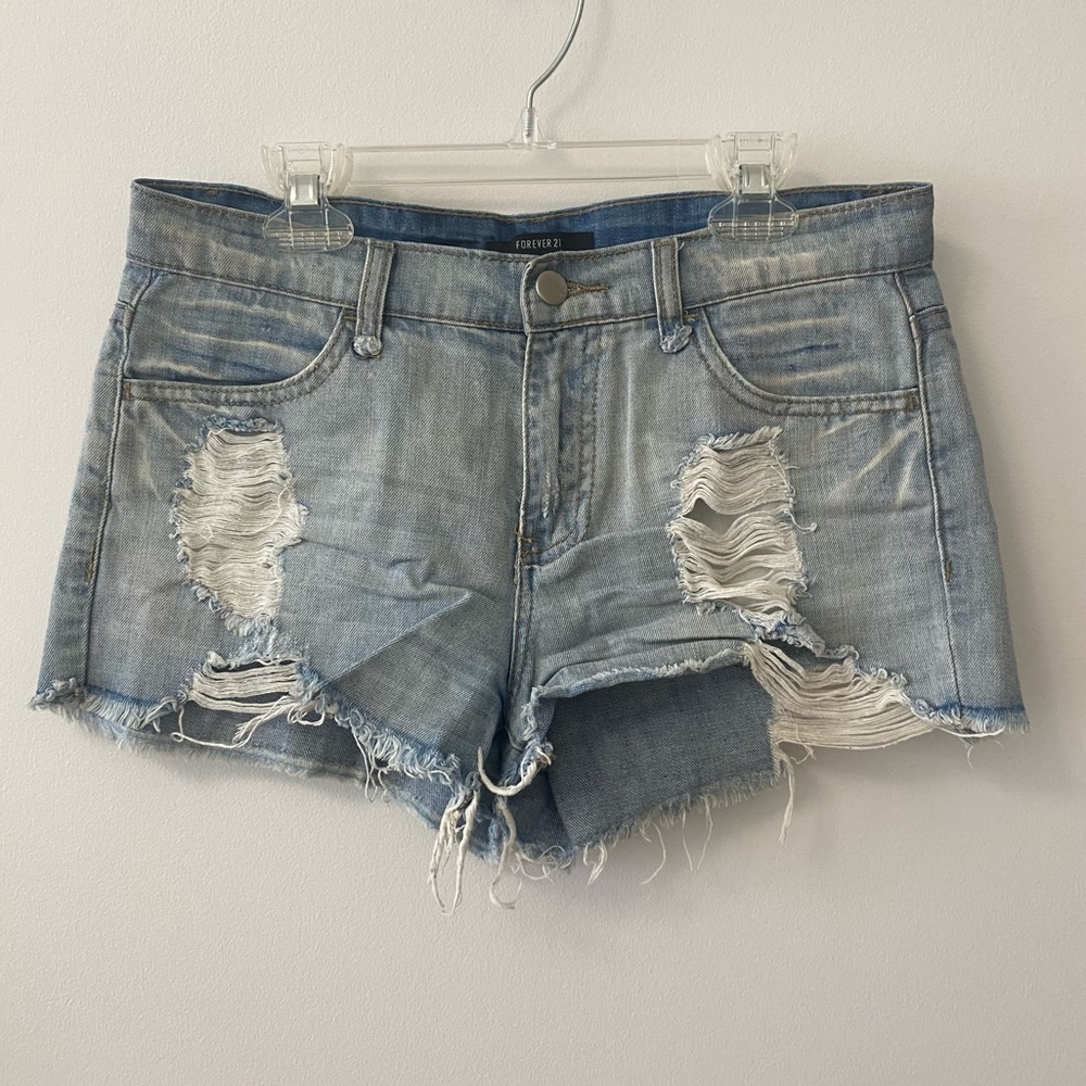 FOREVER 21 DISTRESSED LIGHT WASH MID RISE SHORTS
